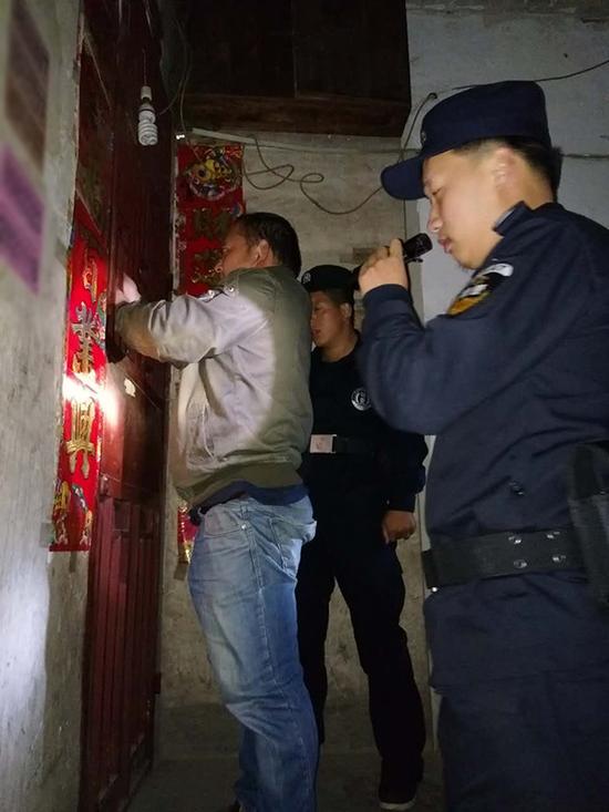 凤冈粗心妈妈误将幼女锁家中 民警全城寻开锁师傅开门