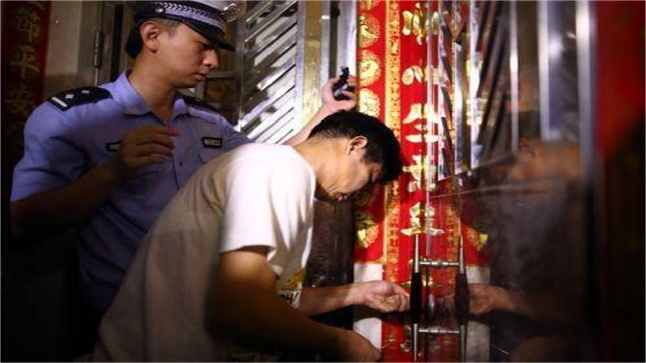 凤冈请开锁师傅开了锁后，师傅为什么一般都不进门，就算主人请也不进去？